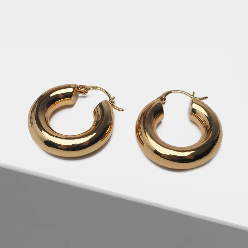 Round metallic fashion with minimalist drop earrings