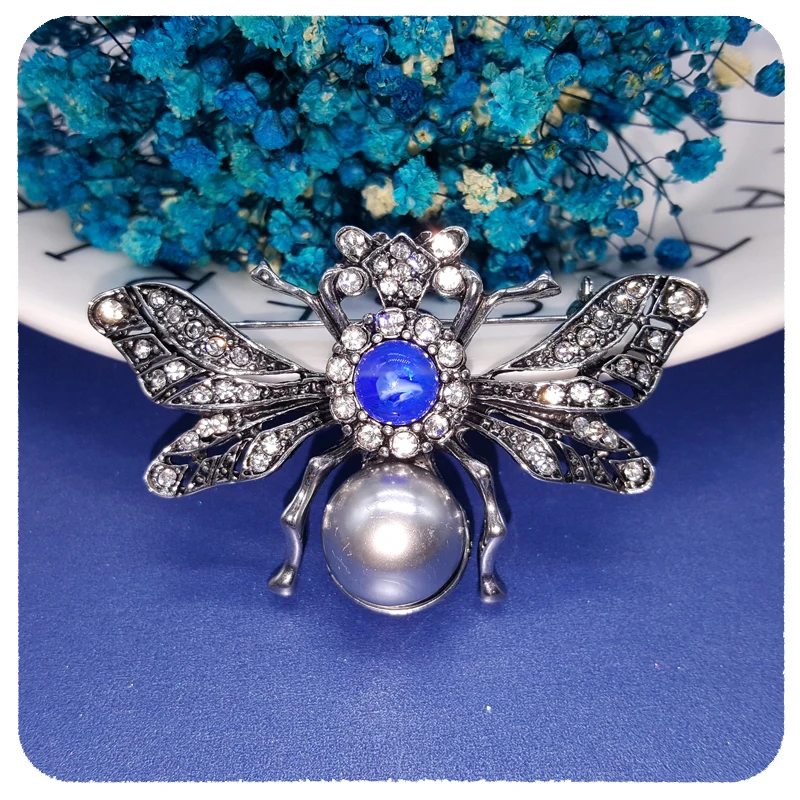 

Luxury Design of Retro Style Queen Bee Brooch Pin Unique Women Party Anniversary Jewelry Gift
