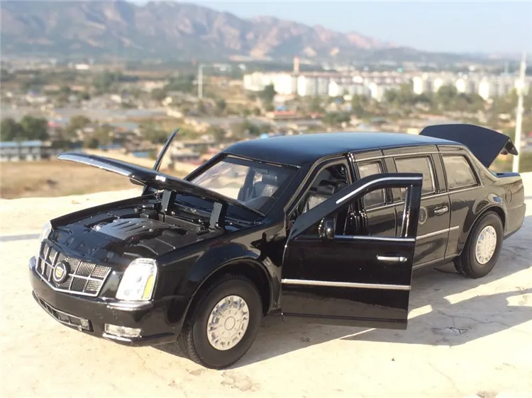 Лицензионная модель автомобиля в масштабе 1:32 для Cadillac DTS американский