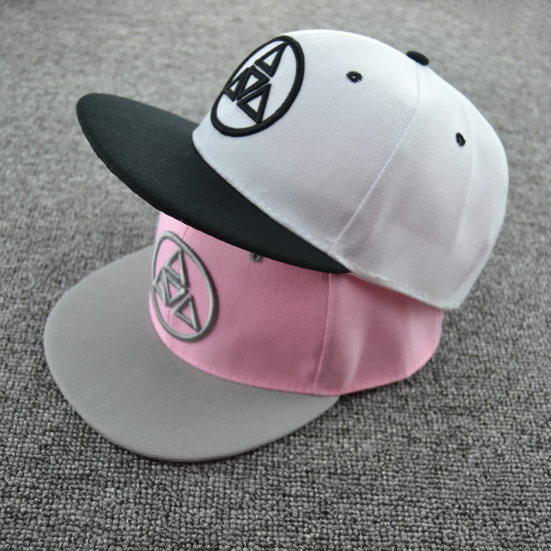 

New Round Label Triangle Snapback Caps Women Adjustable Baseball Cap Men Unisex Sports Hip-hop Hats with Pu Direct Visor Cap
