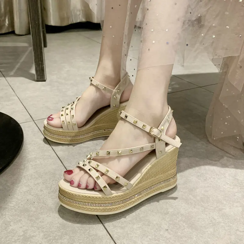 

2019 Woman Wedge Fish Mouth Sandals Fashion high Heel Open Toes Women Sandals Thick bottom rivet Breathable rivet Shoes C11-08