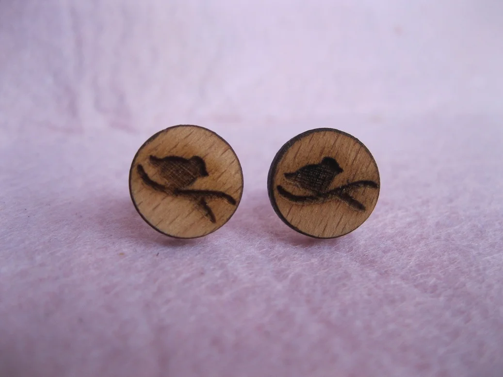 Серьги-гвоздики с лазерной гравировкой птиц на простой деревянной ветке |