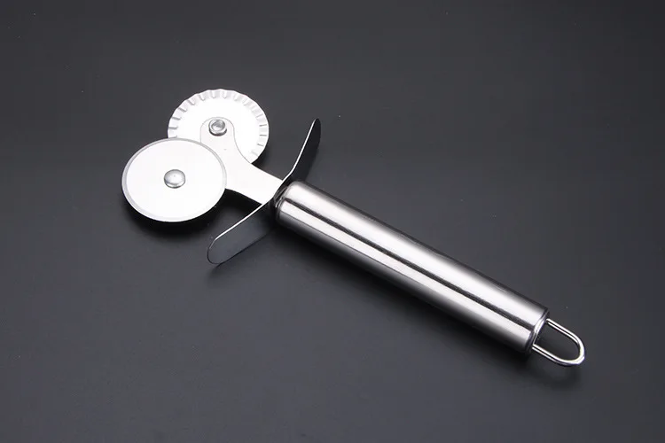 1PC New Stainless Steel Double Roller Pizza Knife Cutter Pastry Pasta Dough Crimper Round Hob 4cm Lace Wheel Kitchen tool PM 014