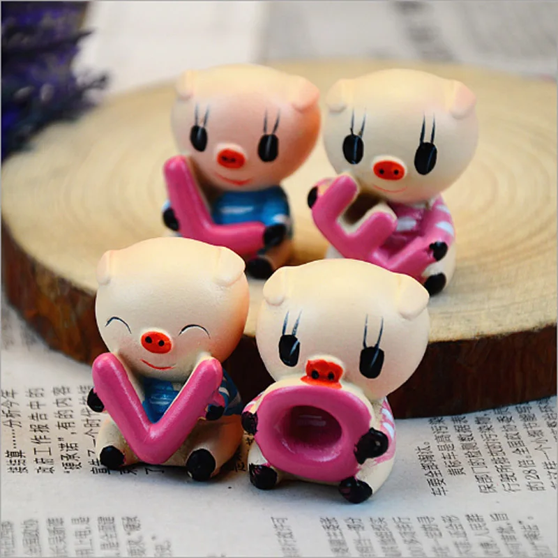 4pcs/lot Small Resin Pigs Gifts Love Cartoon Resin Doll Crafts Creative