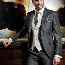 Slim Fit на двух пуговицах серого цвета жениха смокинг с лацканами с острыми углами Женихи Для мужчин мужской мундир для свадьбы ужин костюмы для выпускного(пиджак+ брюки+ жилет+ галстук-бабочка