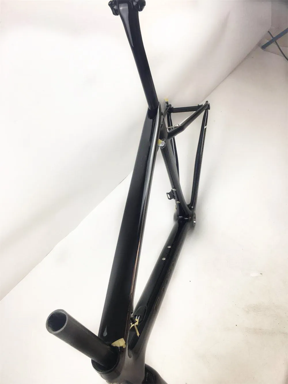 

2019 New T1000 full carbon road bicycle frame Fit both DI2 and Mechanical group accept custom logo support UPS shipping No taxes