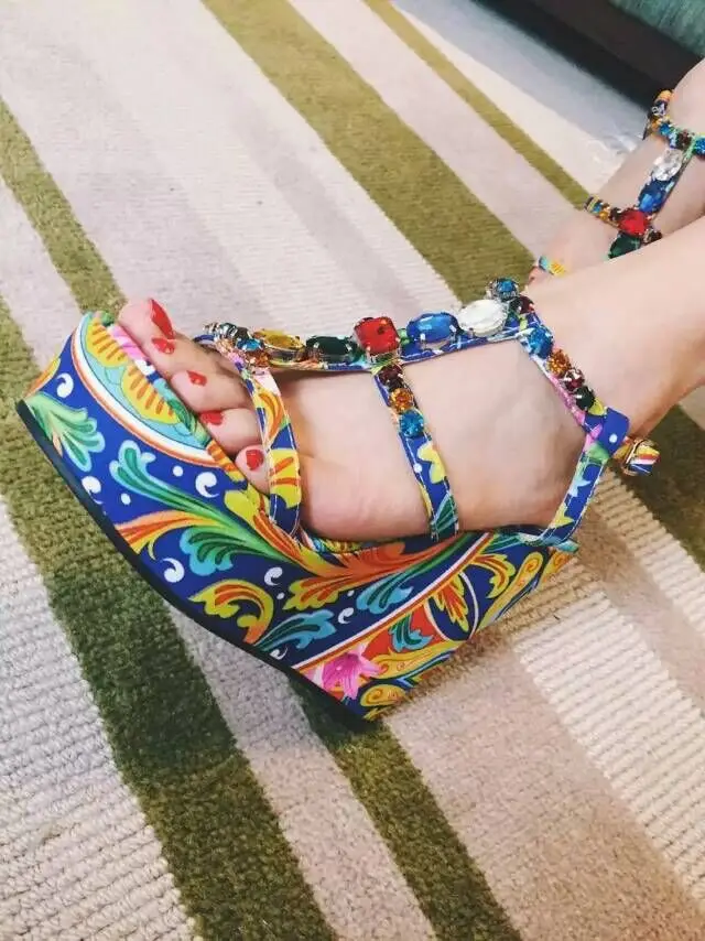 

2017 Bohemia Summer Flatform Sandals Female folk style color butterfly print diamond beach shoes Woman