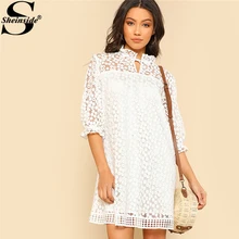 Sheinside весенние белые короткое платье; Для женщин галстук Средства ухода за кожей Шеи geo Кружево подол с цветочной вышивкой свободное платье 2018 элегантные платье с средним рукавом