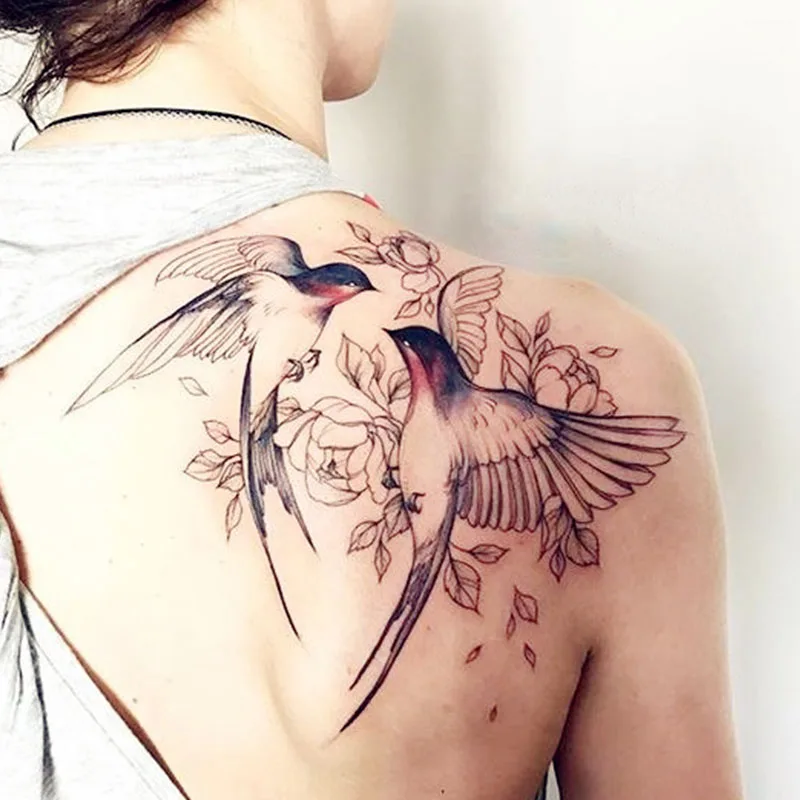 тату ласточка. девушка с вороном. девушка птица. тату ласточки на ключице. красивые небольшие тату для девушек.