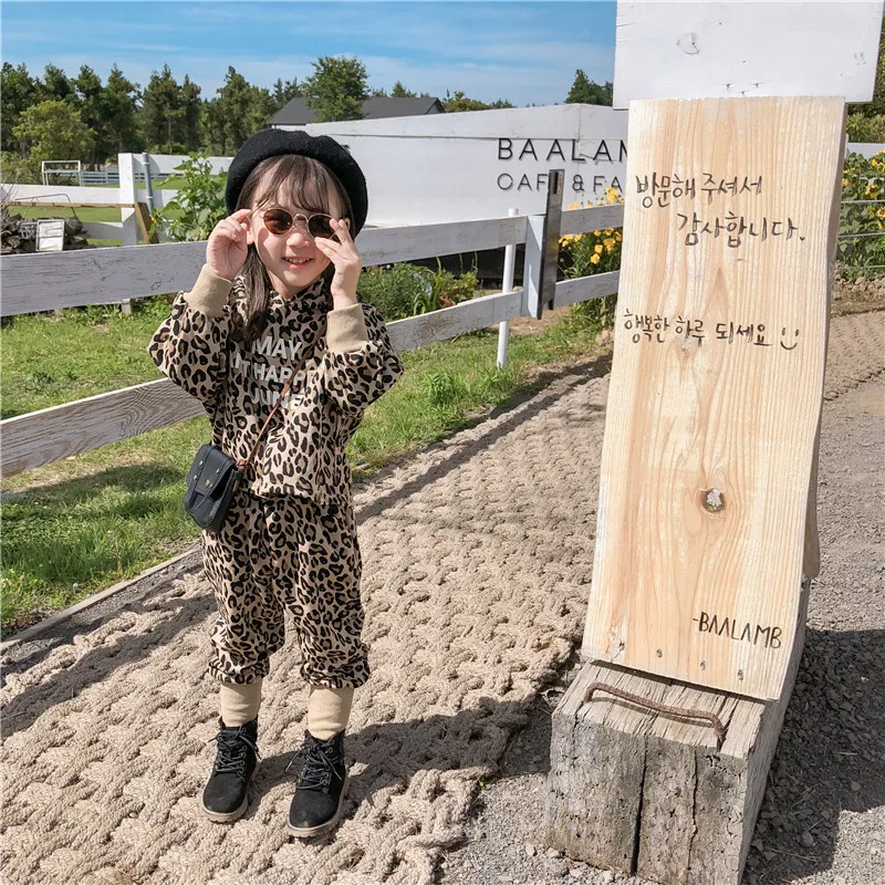 Новое поступление осенних комплектов одежды в Корейском стиле толстовка с капюшоном и длинными штанами с леопардовым принтом модный костюм для маленькой девочки