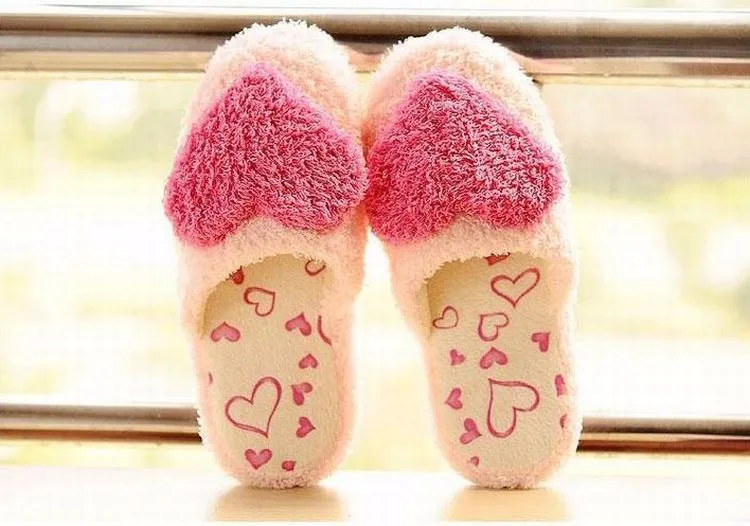 Зимние плюшевые домашние тапочки с объемным рисунком сердца; мягкие домашние тапочки; домашняя обувь для девочек; теплые детские тапочки; Pantufa Pantufas