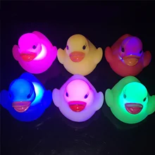 Дети 6 цветов милый мультфильм силиконовый плавающий свет-вверх резиновая утка игрушки для ванной чувство мигающий Животные модели играть воду игрушка