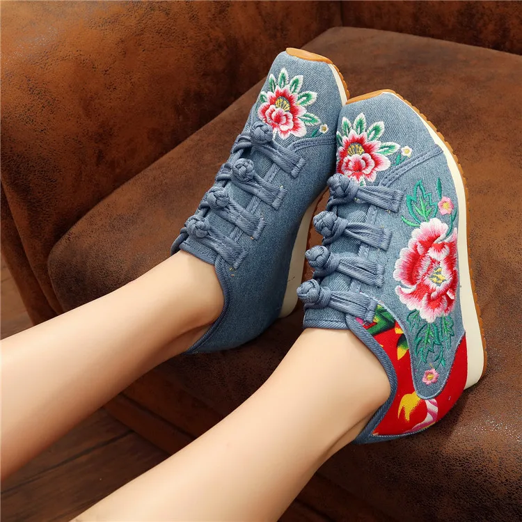 Новые весенние женские туфли на плоской платформе с цветочной вышивкой; китайские Женские повседневные удобные кроссовки из джинсовой ткани