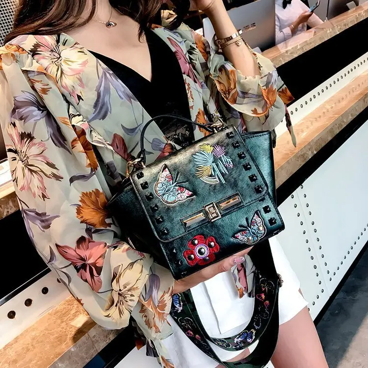 Роскошная Новая модная женская сумка с вышитыми бабочками и заклепками, высокое качество, цветные ремни, широкая сумка на плечо, трапециевидный клатч-мессенджер