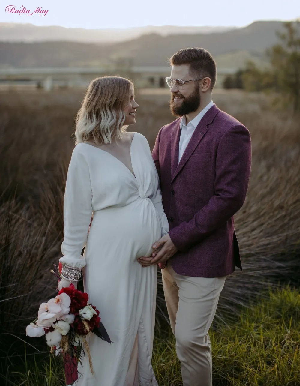 

Rustic Long Sleeves Plus Size Wedding Dress for Pregnant Brides Bohemian V-Neck Backless Vintage Ivory Maternity Bridal Gowns