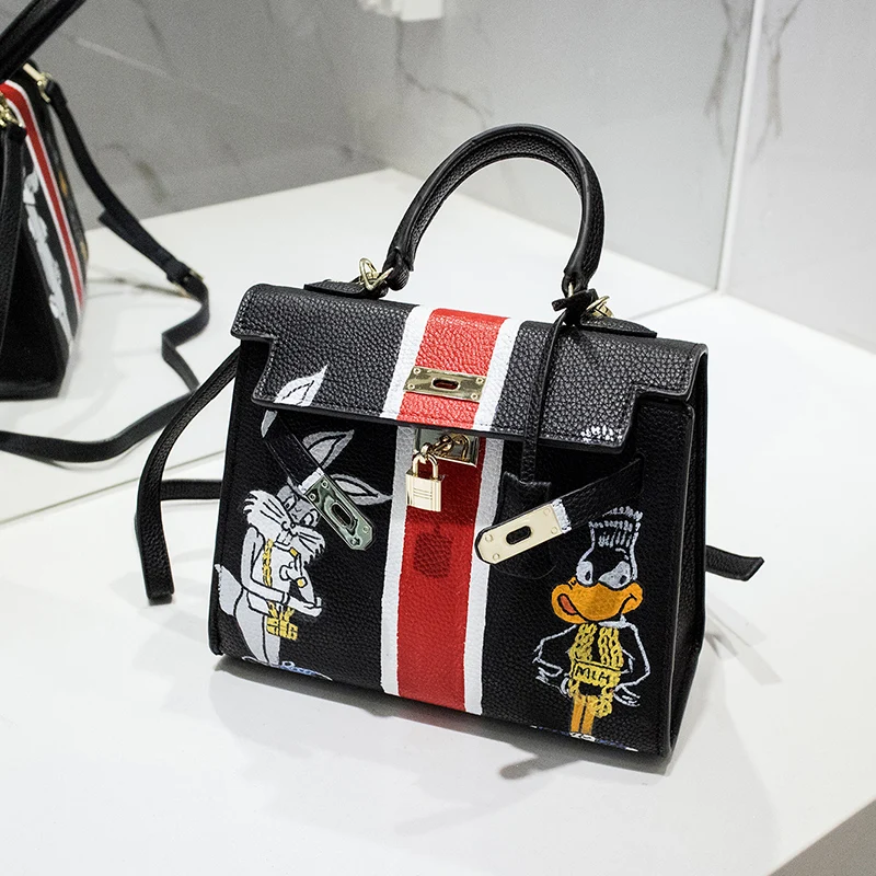 

2019 High quality Luxury design Litchi grain spoof personality graffiti handbag Hand-drawn cartoon Bugs bunny 28CM messenger bag