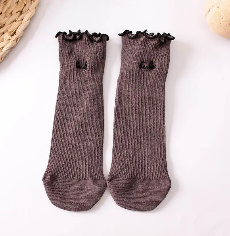Женские носки 1 пара, новинка года, весенние Гольфы хлопковые однотонные кружевные носки с надписями для девочек, новые модные милые женские носки - Цвет: Темно-серый