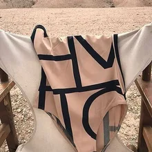 Летний Цельный купальник с абстрактным принтом и глубоким вырезом сзади, спортивный купальник для отдыха бежевого цвета с узором в виде линии сзади и буквенным принтом