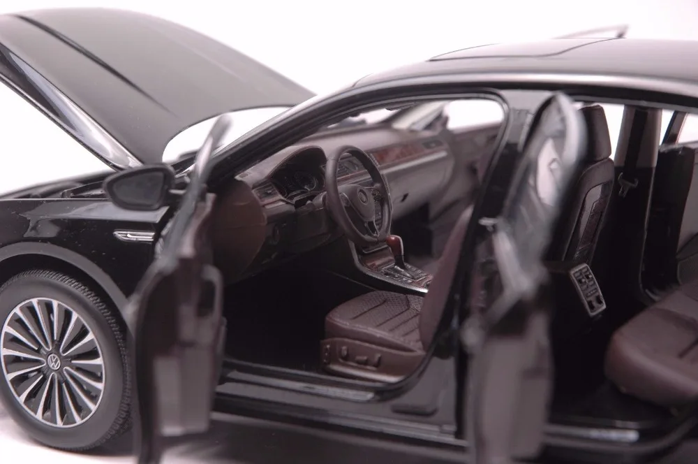 Volkswagen Passat 2016 car model in scale 118 (4)