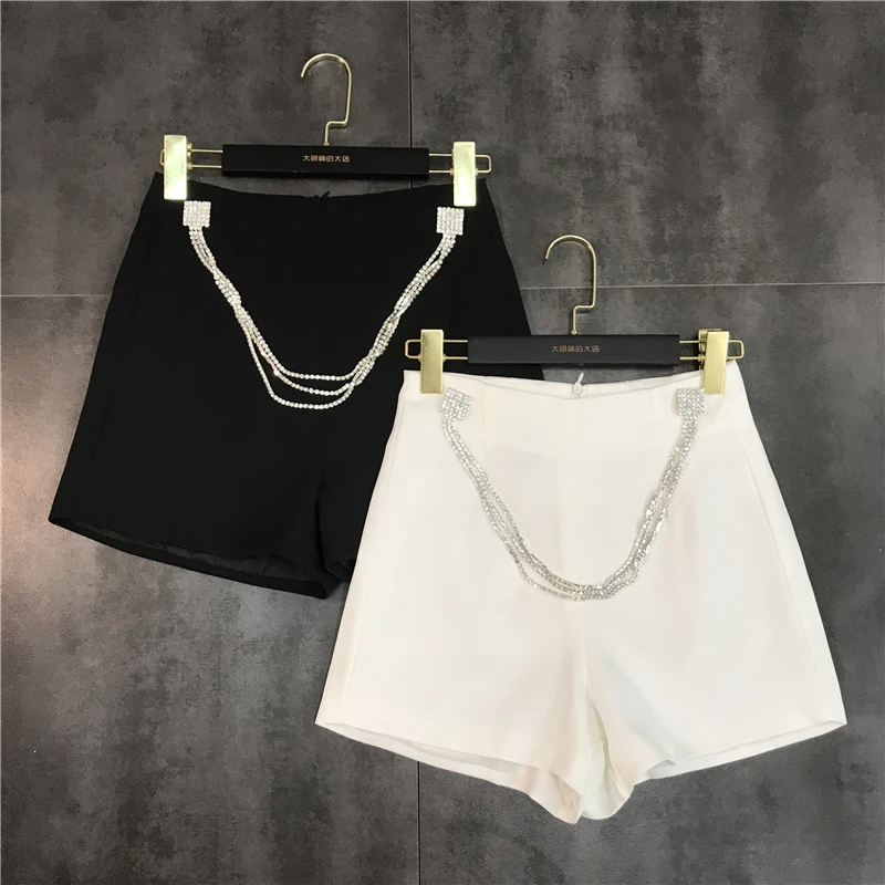 

Spring and Summer 2019 New Pin Drill Chain Back Zipper Shorts for Women