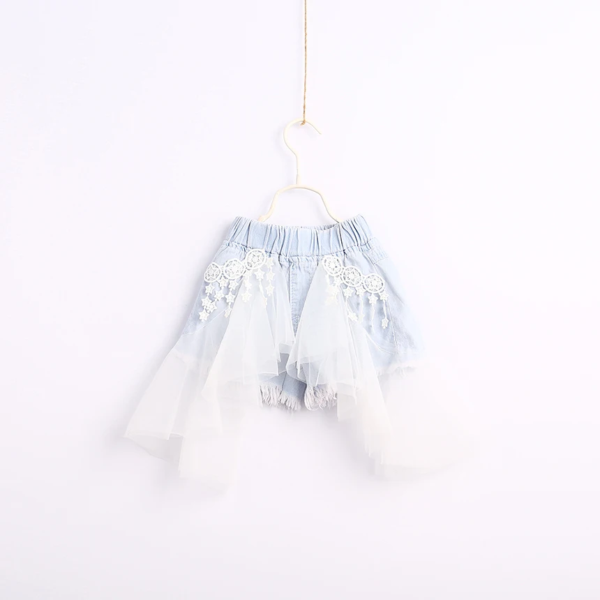 Рваные джинсовые шорты с кисточками для маленьких девочек, летняя детская мода,, одежда для девочек с рюшами, популярные штаны, белое кружево