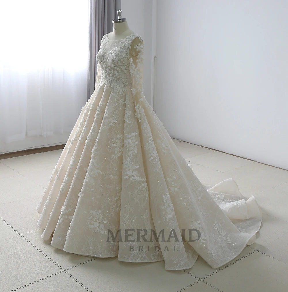 Роскошное кружевное свадебное платье с длинным рукавом