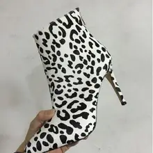 Новинка года; сезон весна; короткие ботинки с острым носком и леопардовым принтом; цвет белый, черный; высококачественные Ботильоны на молнии с конским волосом сзади; туфли-лодочки