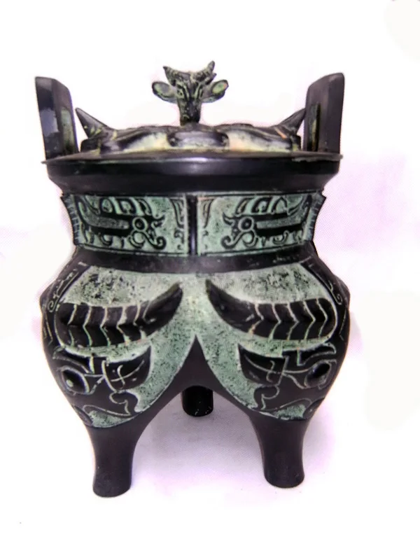 

Antique bronze cattle head Ding Feng Shui green antique craft ornaments living room decoration Home Furnishing censer