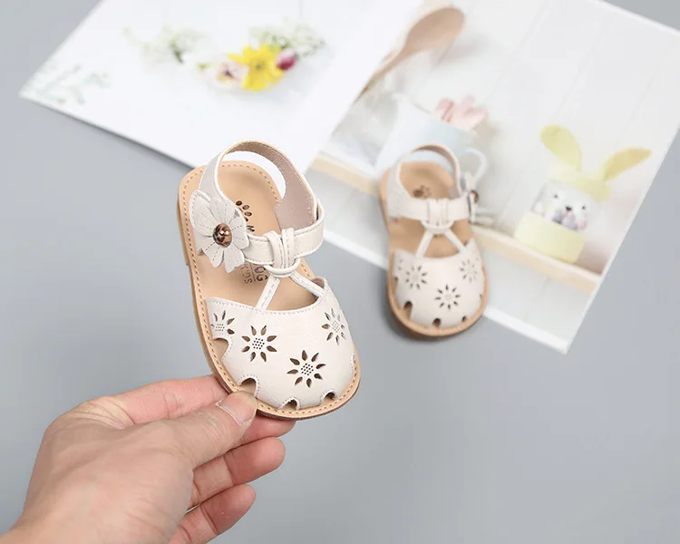 Claladoudou/11,5-13,5 см; брендовые первые сандалии для маленьких девочек; Летняя обувь с цветочным узором на ремешке для маленьких девочек; мягкая обувь на плоской подошве для младенцев