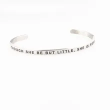 Зеркальная полировка Нержавеющая сталь кольцеобразный браслет с гравировкой положительный высказываний Для женщин браслет с мантрой несмотря на то, что она будет но мало SHE is Fierce