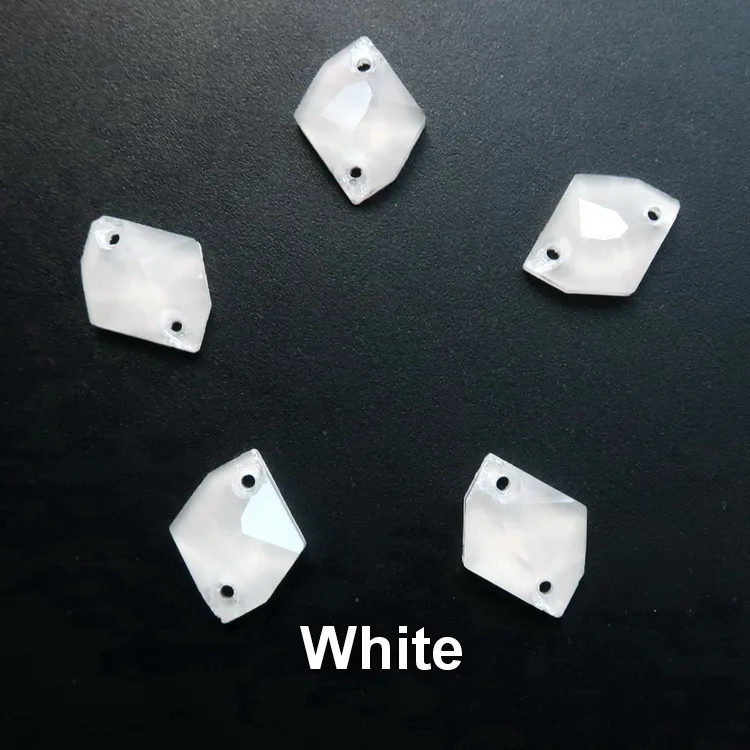 Ромб Алмазная форма желе конфеты плоские стеклянные кристаллы с двумя отверстиями Пришивные кристаллы бисер для одежды для свадебного платья, сумок diy - Цвет: A1 White