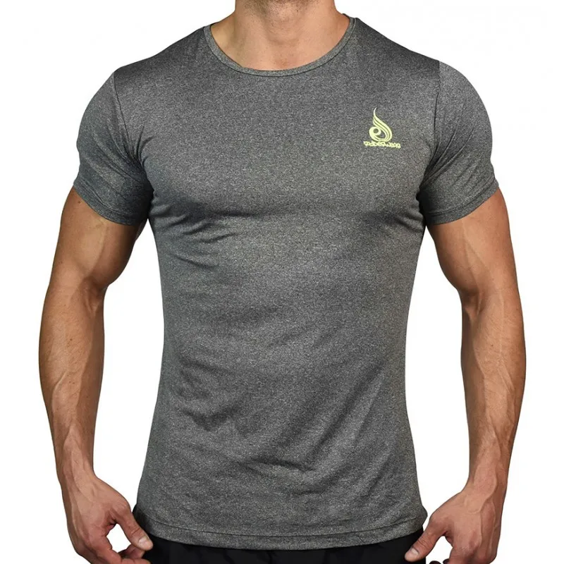 Футболка для фитнеса мужская. Спортивная футболка мужская для фитнеса. Майка мужская на футболку фитнес. Muscle Fit футболка.