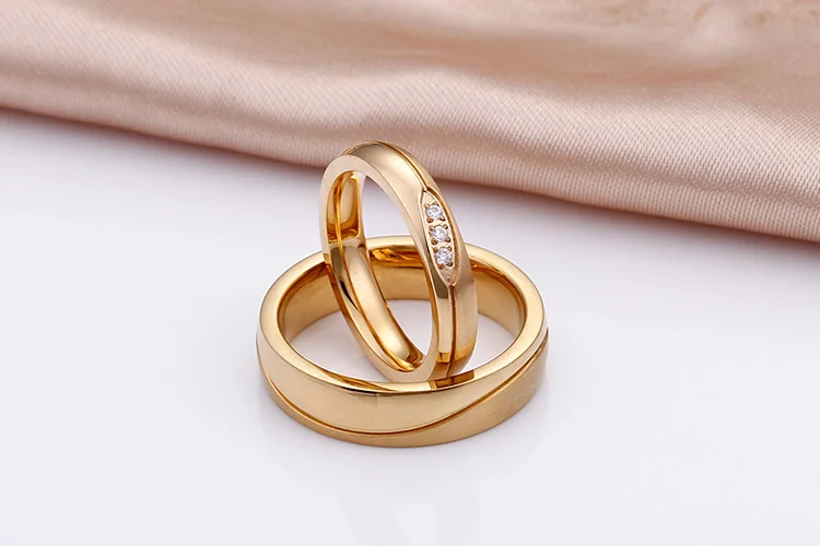 Золото Цвет кольцо Альянса полированной Нержавеющая сталь обручальное кольцо с качественным покрытием никогда не увядает Пара Любовь кольцо для Для женщин Для мужчин