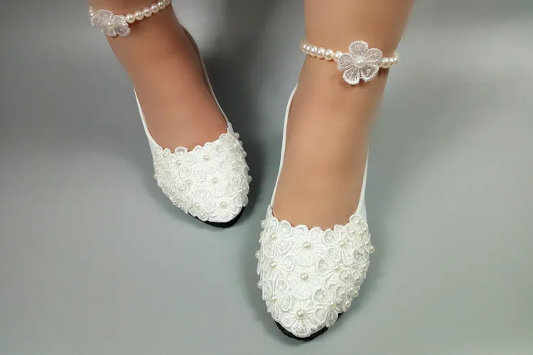 Новинка; белые свадебные туфли для невесты; женские туфли на плоской подошве; туфли с ремешком на щиколотке и жемчугом;