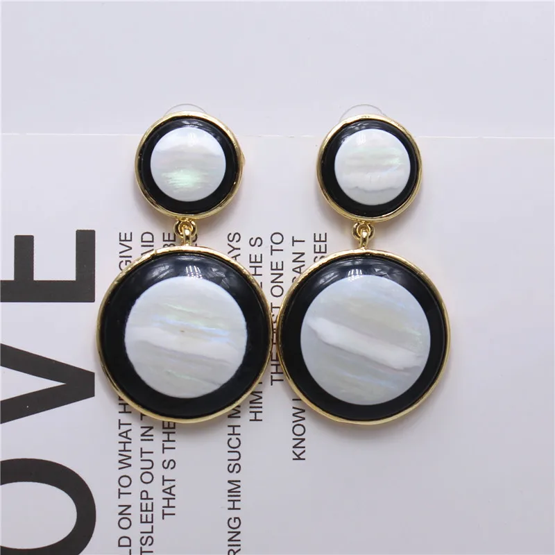 

2018 new fashion brand Simple style jewelry double round shell earrings black and white earring gold earring for women gift
