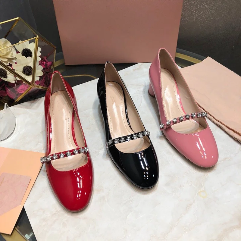 

2019 Latest European Design Round Toe Mary Janes Diamond Star Deco Lady Pumps Fashion Shiny Leather Shoes Women Plus Size