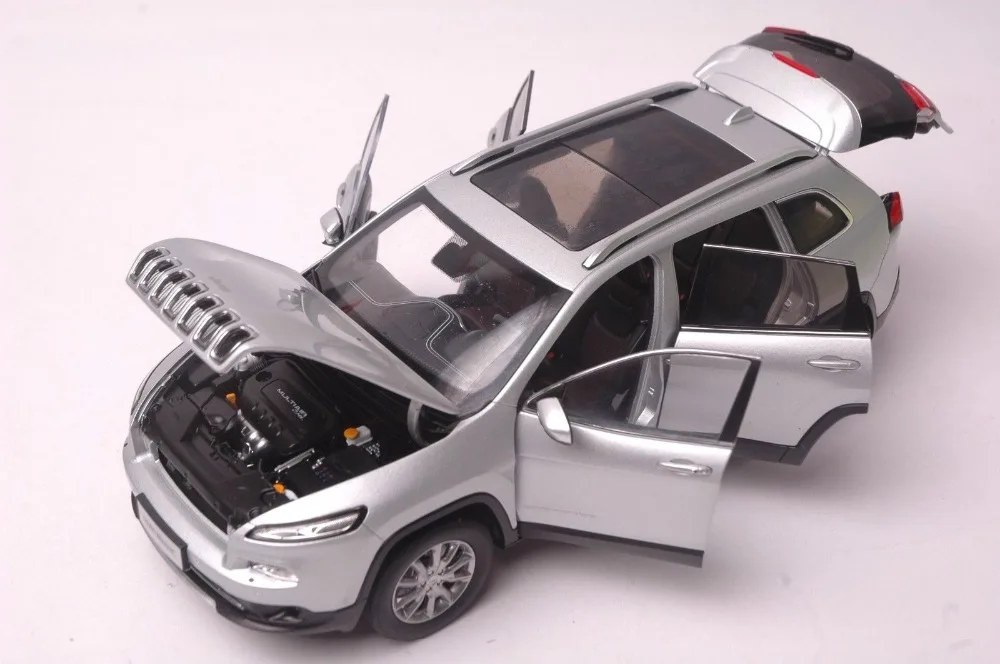 Details about  Jeep Cherokee car model in scale 118 silver 6
