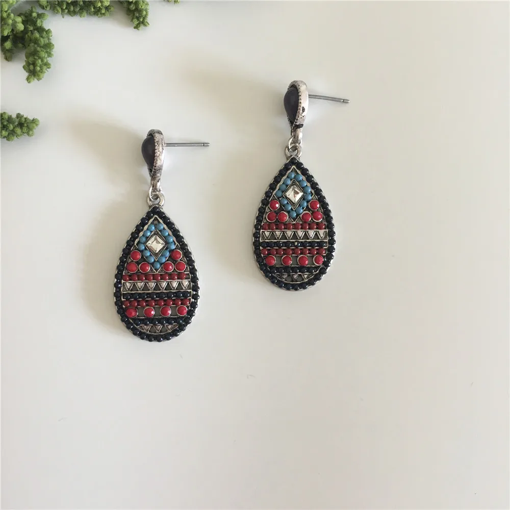 

BOHEMIAN ANTIQUE RHODIUM COLOR PLATING BLUE RED BLACK BEAD INSERTED DROP EARRINGS