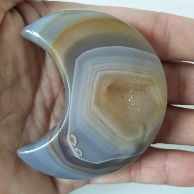 A Natural stones and crystals cristal tThe shape of the moon agate crystal cluster home decor palm stone very beautifulThe