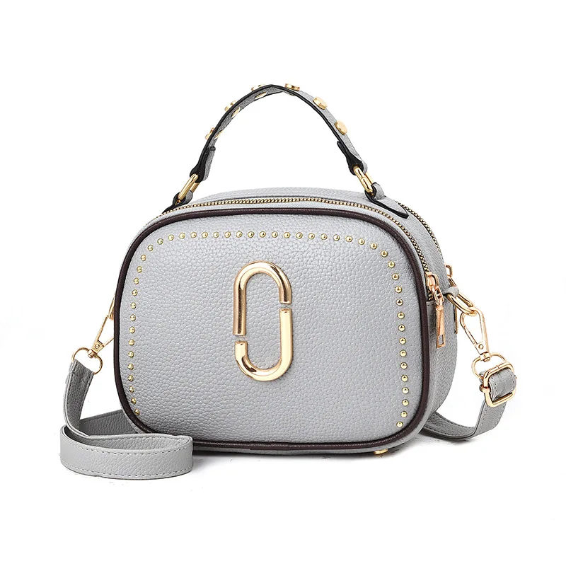 

Women's small handbag 2019 new fashion Korean version of the shoulder bag personality fashion style rivet single shoulder bag