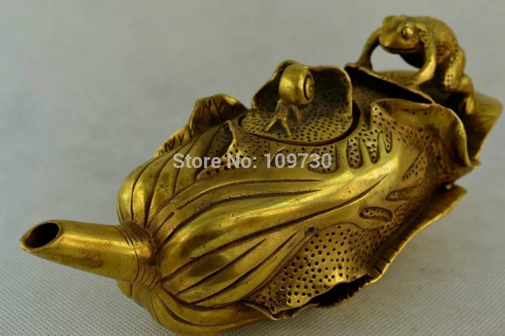

002005 China Old Exquisite Bronze Of cabbage Frog Statue Wealth