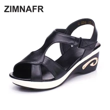 2017 sommer neue weibliche sandelholze echtes leder schwarz und weiß kappe große yards beiläufige mom sandalen keile klassische weibliche sandelholze