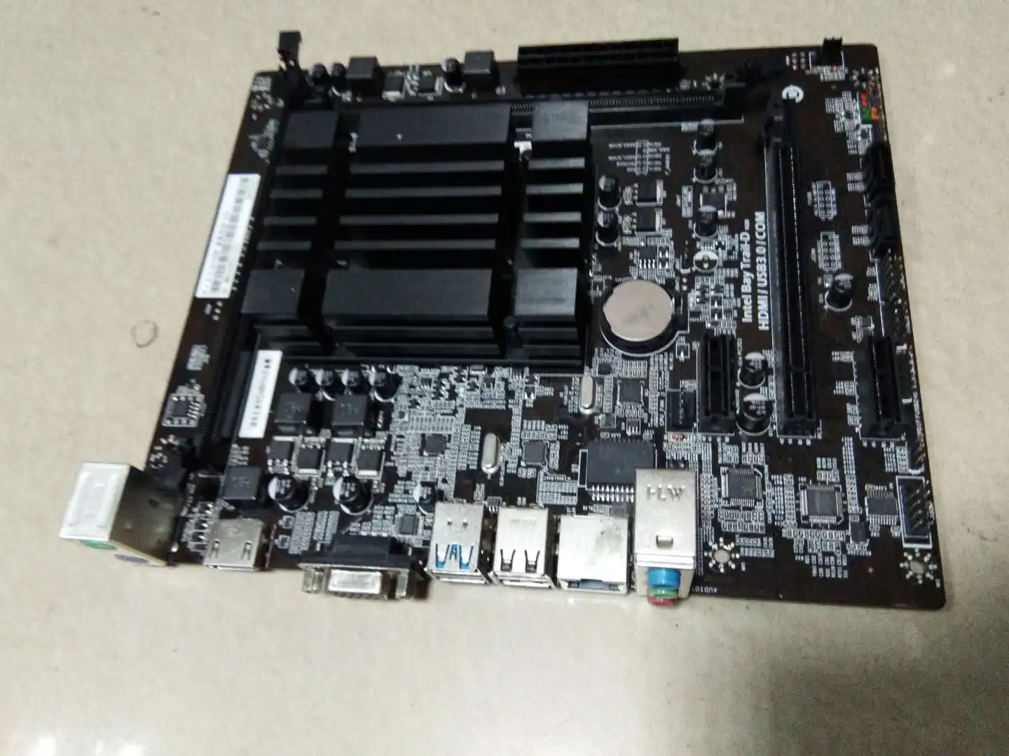 Используется ASRock Q1900M интегрированный четырехъядерный процессор J1900 низкий