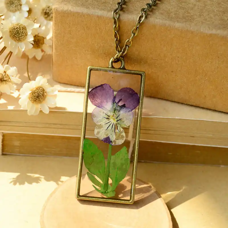 Long necklace with dried flowers