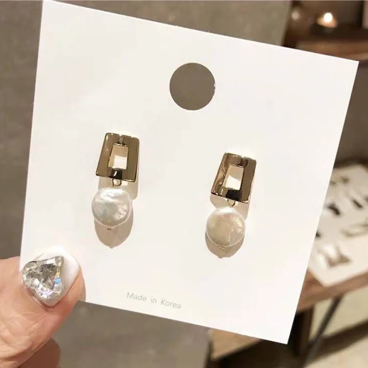 

2019 Vintage Metal Gold Color Hollow Square Freshwater Pearl Beads Stud Earrings For Women Japan Pendientes Jewelry Girl Gifts