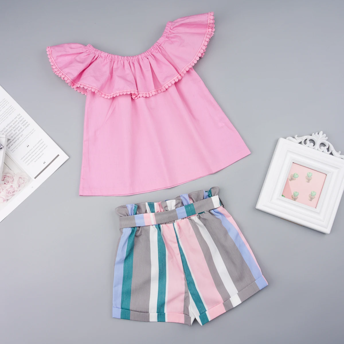 Pudcoco/Летняя одежда для маленьких девочек; однотонные топы с открытыми плечами и рюшами; короткие штаны в полоску; комплект из 2 предметов; повседневная одежда