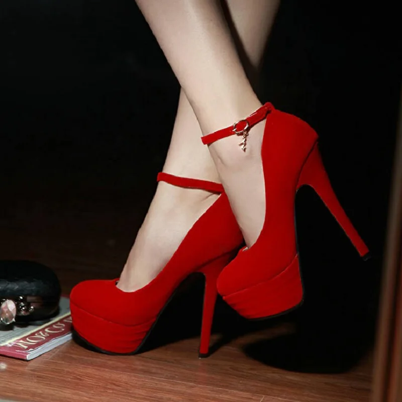 tacones altos color rojo