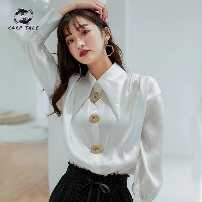 

2019 spring and summer new French personality temperament girl white shirt design sense big button small loose shirt tide