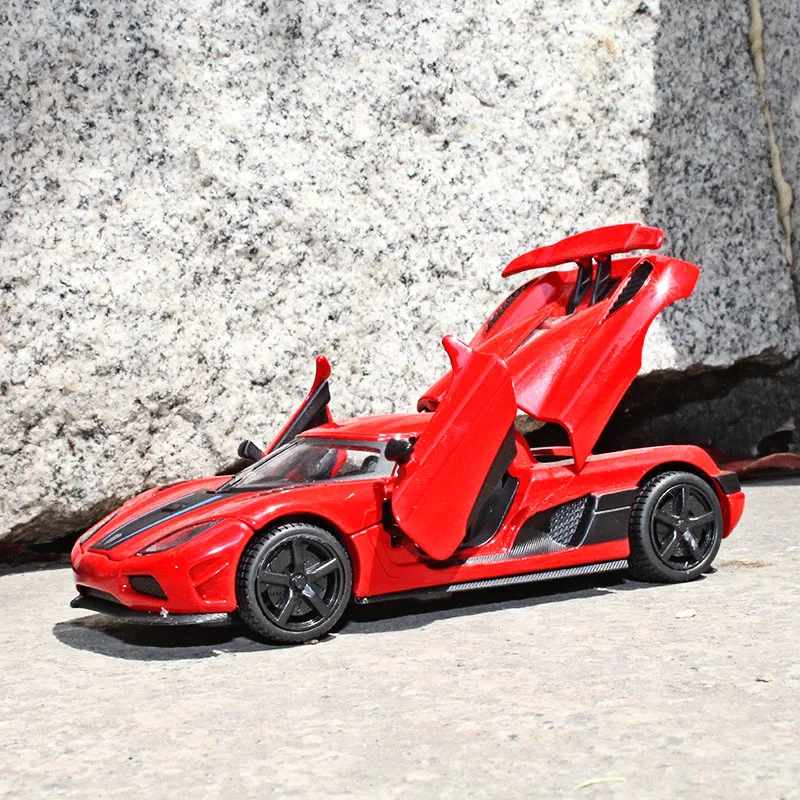 

1:32 Diecast Koenigsegg Alloy car model Sound and light pull back function The door can be opened kids toys Gift for children