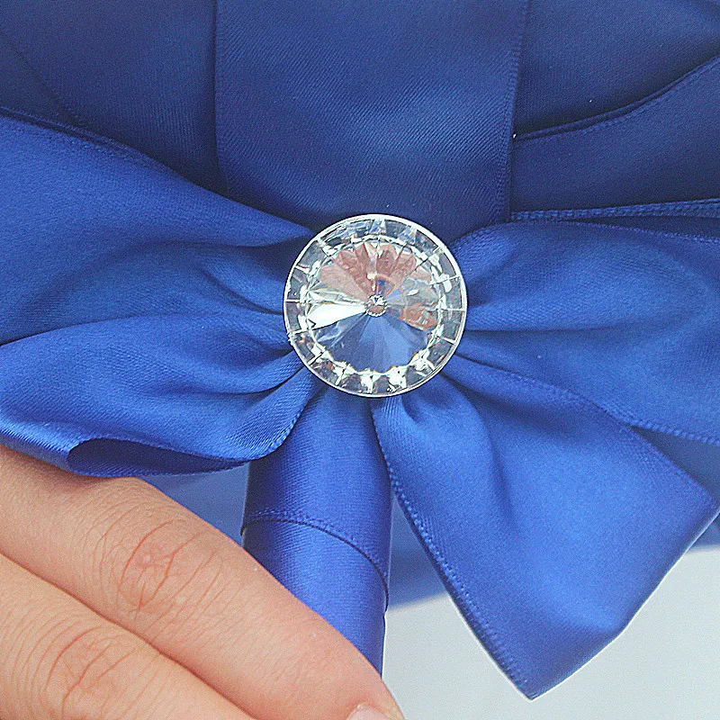 Белый сатин розы Букеты Свадебные камень алмаз Royal Blue Ribbon Искусственные цветы de Mariage букет ramos de Овия W323-2